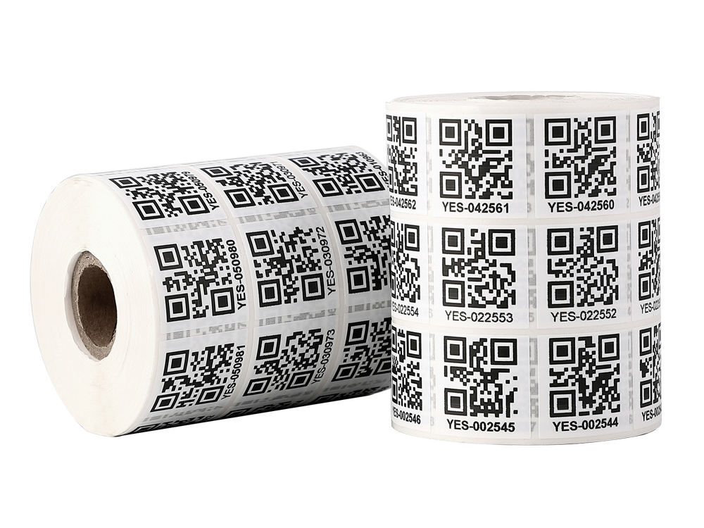 Twee rollen met bedrukte QR-code stickers op wit stickermateriaal.